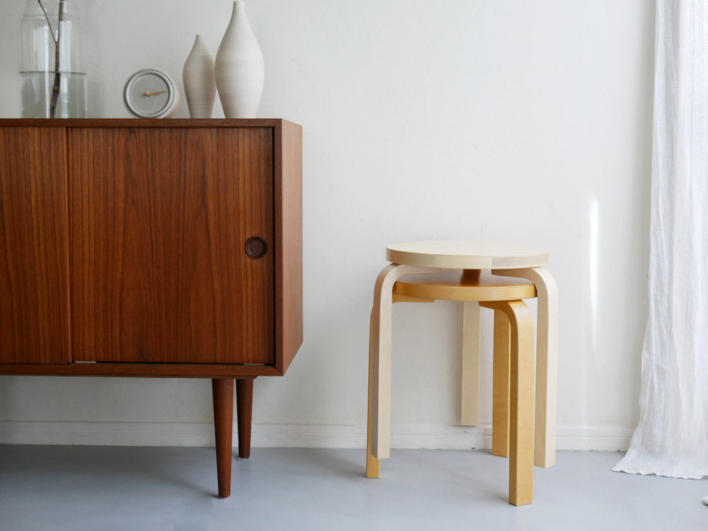 アルヴァ・アールトデザインのアルテック スツール60、バーチ材製で直径38cm、高さ44cmのシンプルな組み立て式座椅子