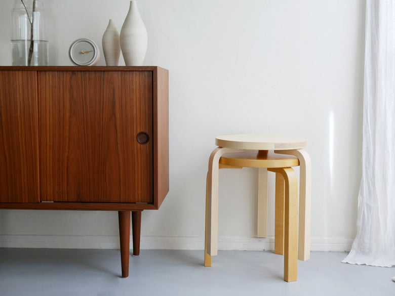 アルヴァ・アールトデザインのアルテック スツール60、バーチ材製で直径38cm、高さ44cmのシンプルな組み立て式座椅子