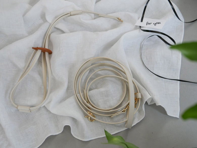 ホーンプリーズ製ヴィーガンレザーの小型犬用ハーネス。約30×40cmの胴回りで、独特な革の質感が特徴的です。