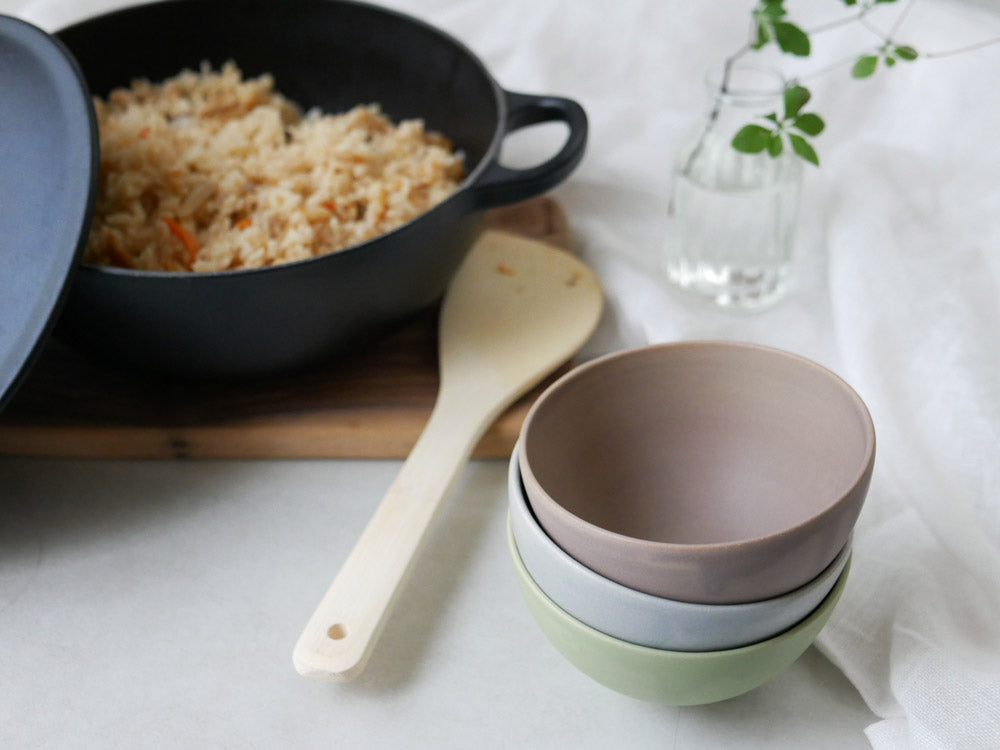 SAKUZANのSaraシリーズ手作り陶器ライスボウル、115mmサイズで自然な釉薬の風合いが特徴