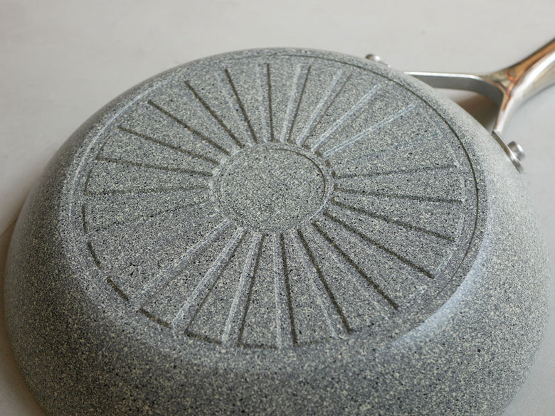 BALLARINIトリノシリーズの20cmアルミニウム製フライパンとステンレス製ガラス蓋のセット。シンプルで高品質な調理器具。