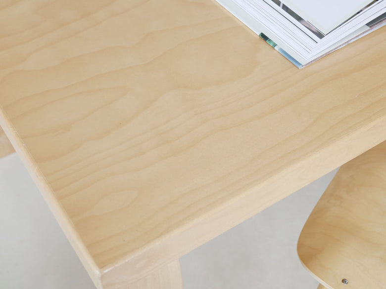 アルヴァ・アアルトデザインのArtekテーブル82A/82B。クリアラッカー塗装されたバーチ材を使用したシンプルでモダンな木製テーブル。受注生産のため一部サイズ展開。
