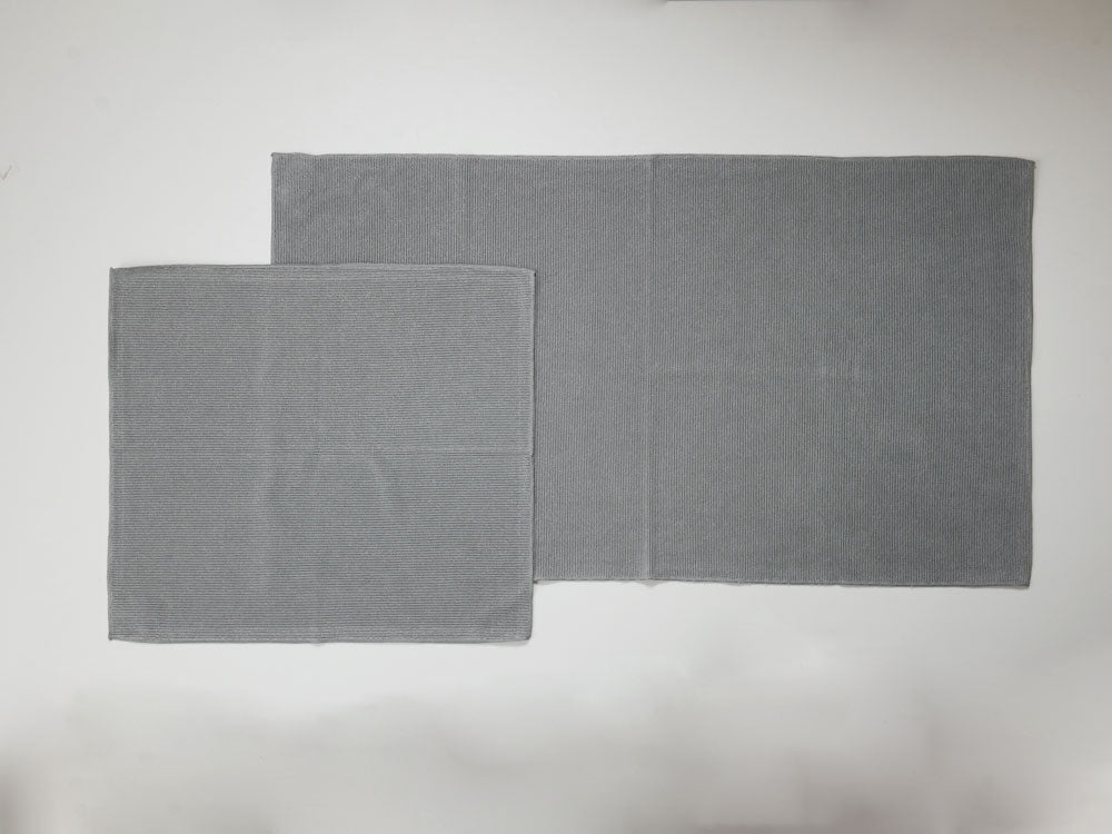 BIRDY. Supplyのグレー色キッチンタオルがテーブル上にきれいに折りたたまれて並べられている