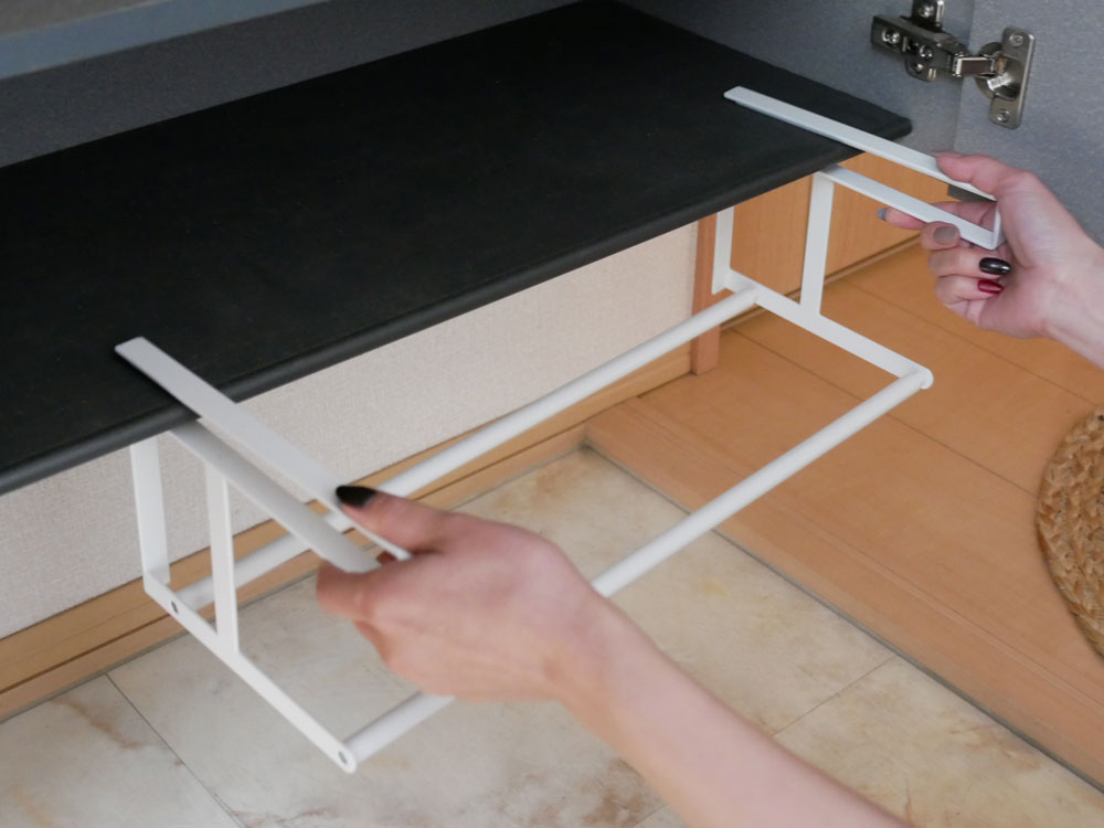 towerの浮かせる伸縮シューズラック設置例