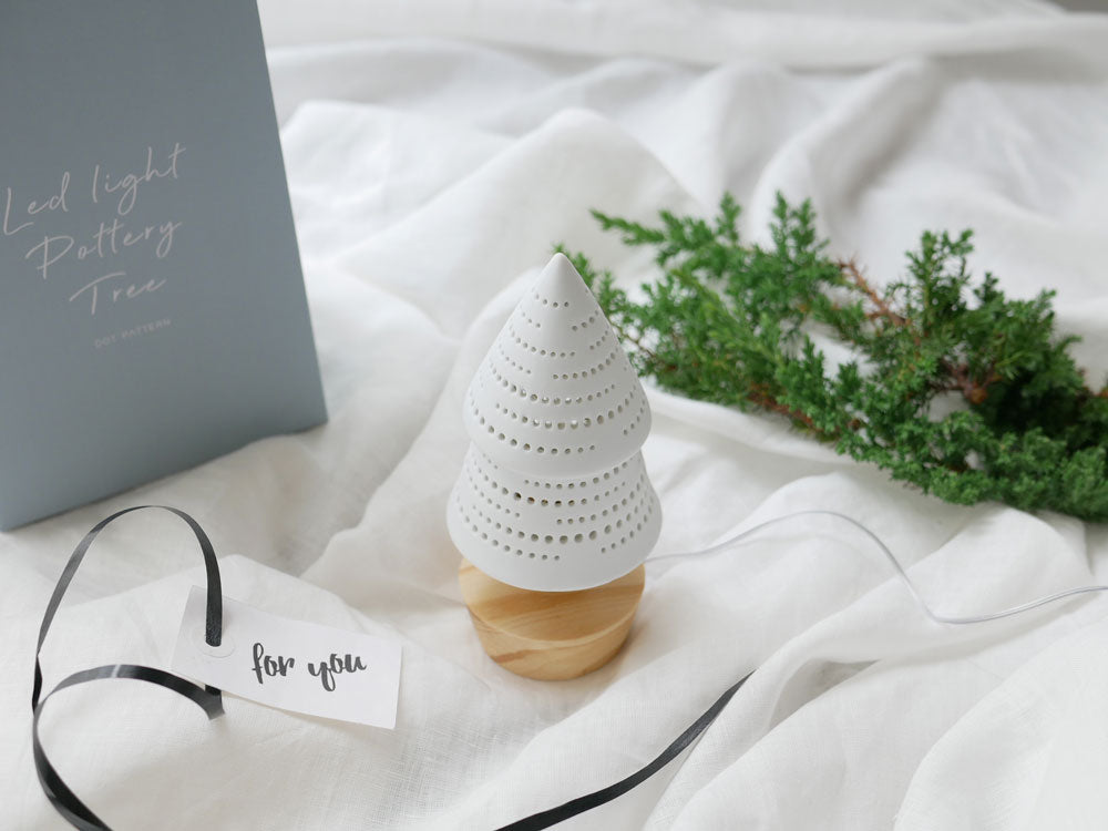 Horn PleaseのLEDライト POTTERYツリー。陶器と松材を使用した手作りのツリー型照明。柔らかな光を放ち、インテリアに温かみを添えるデザイン。