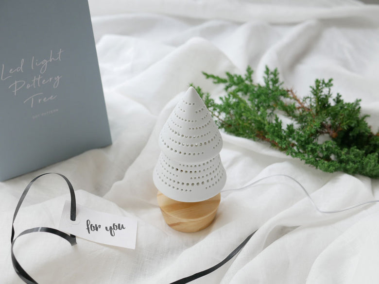 Horn PleaseのLEDライト POTTERYツリー。陶器と松材を使用した手作りのツリー型照明。柔らかな光を放ち、インテリアに温かみを添えるデザイン。