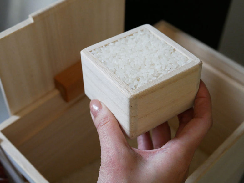 増田桐箱店の桐製キャスター付き米びつ