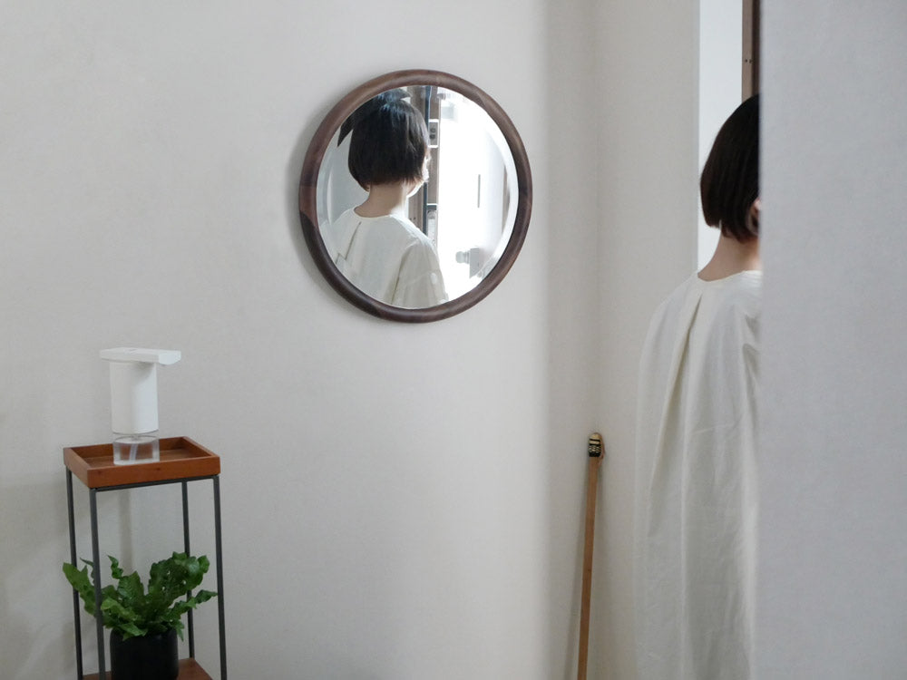 NOWHERE LIKE HOME製のラウンドミラー。オーク無垢材とウォールナット無垢材を使用した写真立て付きの壁掛け用ミラー