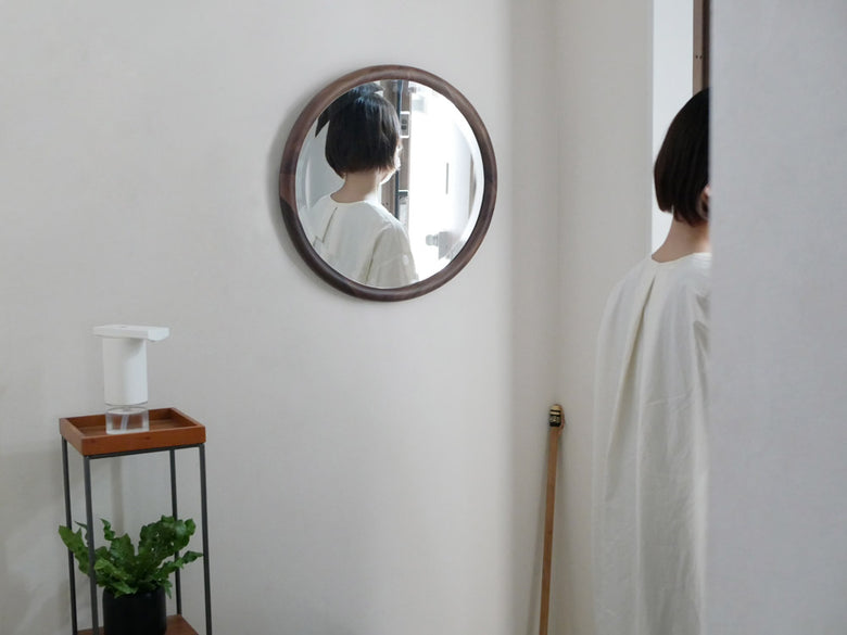 NOWHERE LIKE HOME製のラウンドミラー。オーク無垢材とウォールナット無垢材を使用した写真立て付きの壁掛け用ミラー