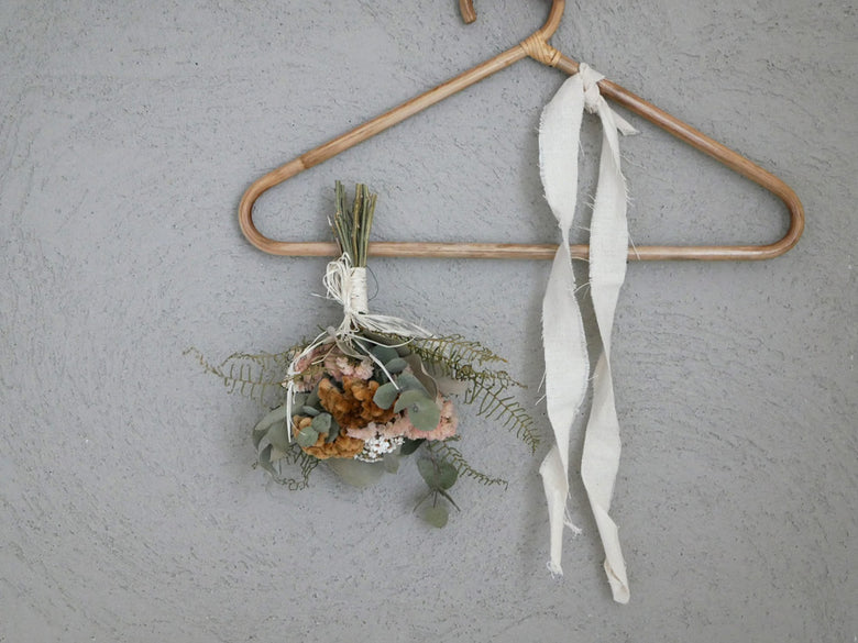 松野屋のネパール製ラタンハンガーとタオルハンガー。天然ラタン素材を使用し、サイズは約40×22cmと15×15cmです。