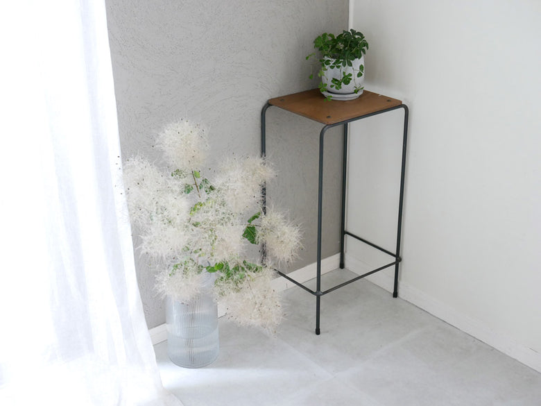 a.depecheのsocphスクールスツール。スチールフレームとアッシュ天板