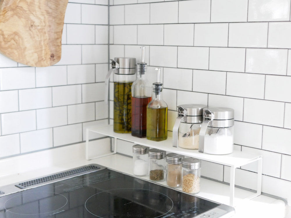 Yamazakiブランドのスチール製伸縮シューズラック。下駄箱内に設置可能で幅34～60cmに対応、粉体塗装仕上げ。