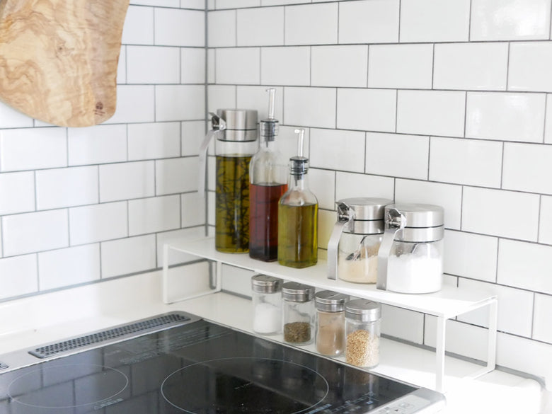 Yamazakiブランドのスチール製伸縮シューズラック。下駄箱内に設置可能で幅34～60cmに対応、粉体塗装仕上げ。