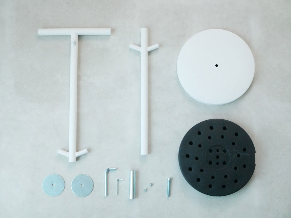 smartブランドのスチール製ランドセルスタンド、シンプルな組み立て式で幅28cm×奥行28cm×高さ100cm、約10kgの耐荷重