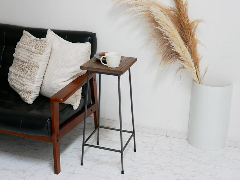 アデペシュ製アイアンスツール、無垢パインと鉄素材