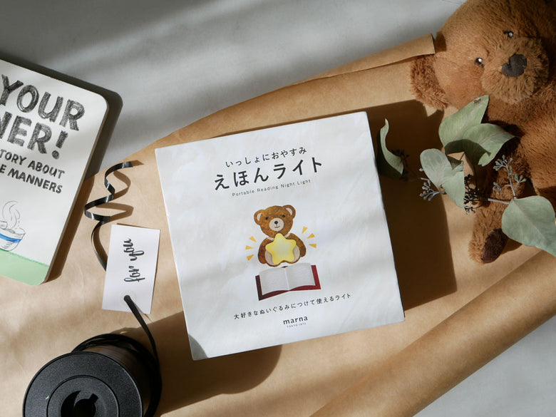 MARNAのえほんライト本体と調節可能なベルト