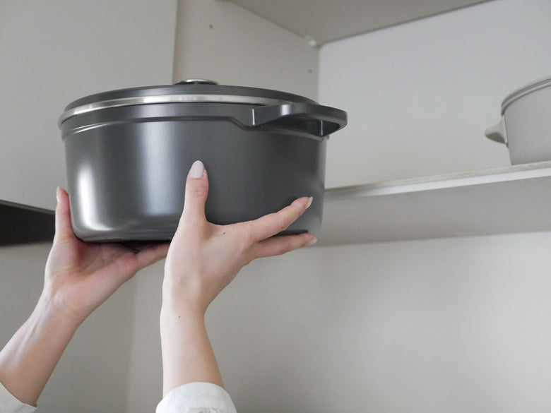 GREENPAN（グリーンパン）のフェザーウェイトココットとシリコーン製ポットホルダー2個セット