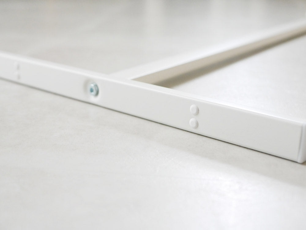 LINEブランドのスリムコートハンガー。スチール製で幅38cm、高さ160cmの細長いデザインに複数のフックが付いた壁掛けタイプ。