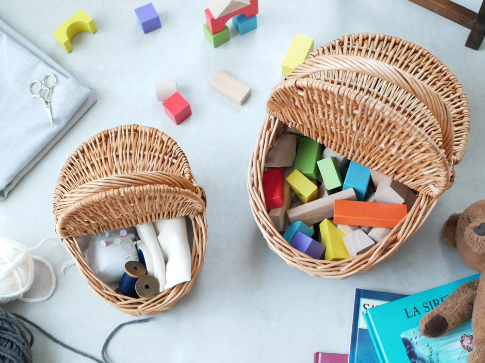 POSH LIVINGの柳製ダブルフラップウィッカーバスケット、蓋付きで収納に便利なデザイン