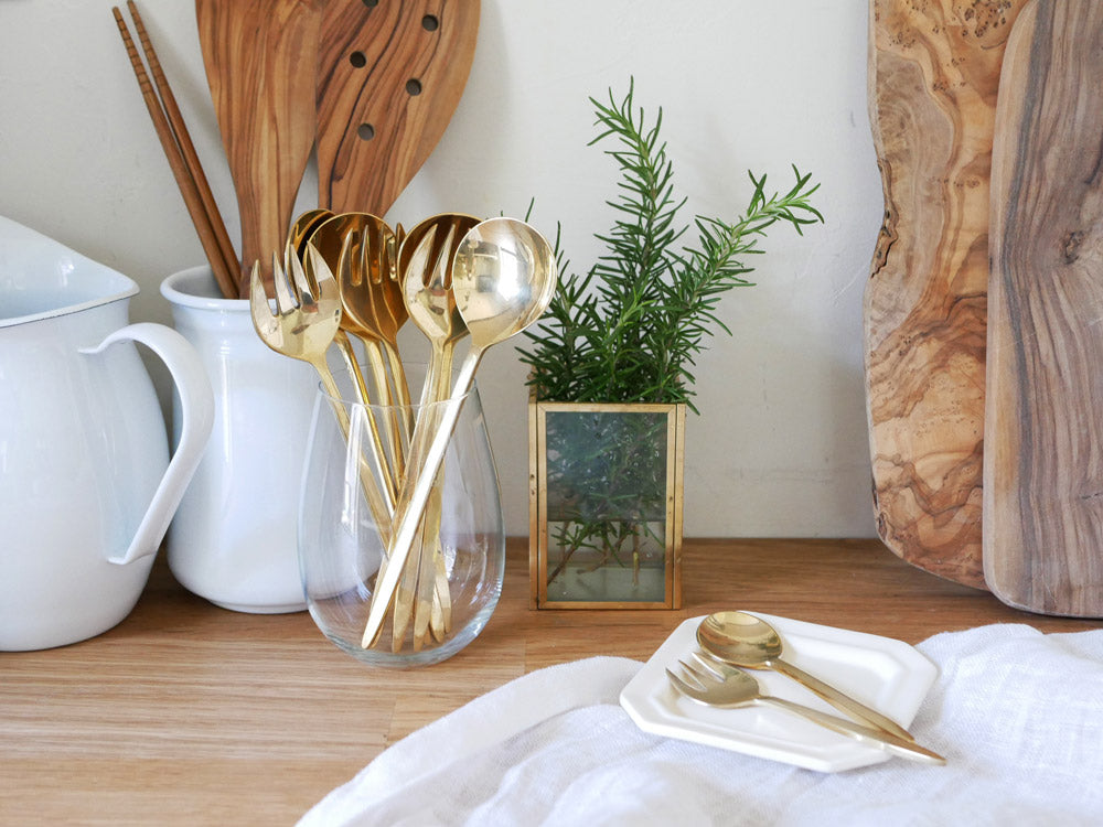 Horn PleaseブランドのBRASSスムースカトラリーセット。真鍮製のデザートフォーク、デザートスプーン、ディナーフォーク、ディナースプーンが並んでいる様子。