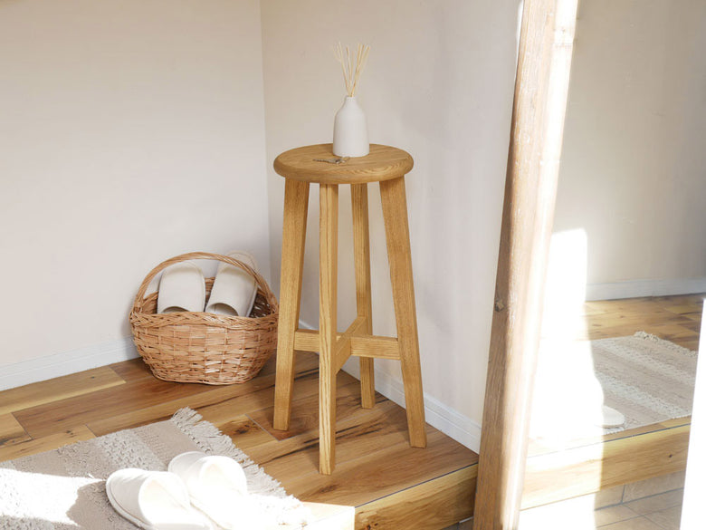 松野屋製の日本産タモ材を使用したオイル仕上げの丸椅子、シンプルでスタイリッシュなデザイン