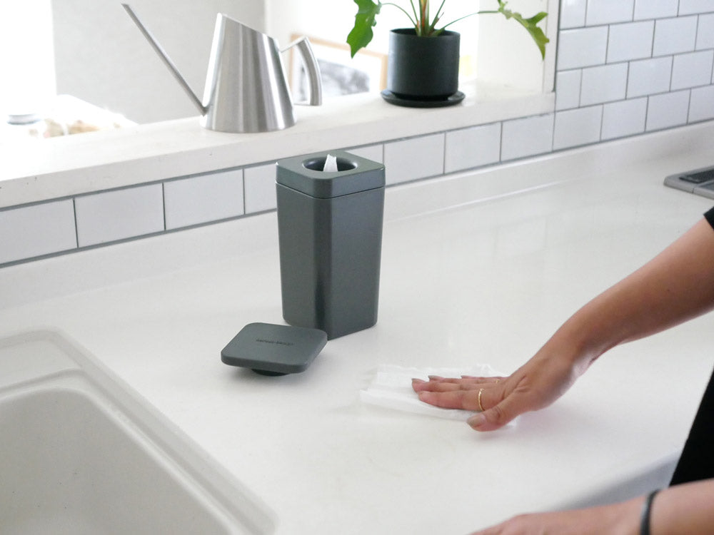 サラサデザインのコルク蓋付きウェットティッシュスタンド、白とコルクのシンプルなデザイン