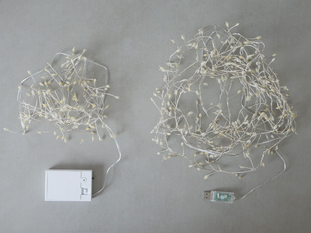 Horn Please製のLEDワイヤーライト ブランチ グロート。柔らかい光を放つLEDが細いワイヤーに沿って配置され、自然なブランチに巻き付けられている装飾用ライト。