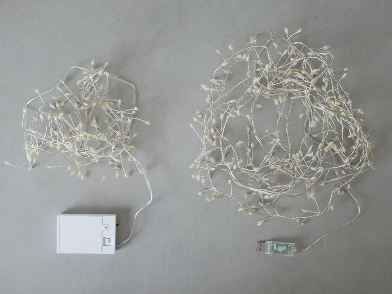 Horn Please製のLEDワイヤーライト ブランチ グロート。柔らかい光を放つLEDが細いワイヤーに沿って配置され、自然なブランチに巻き付けられている装飾用ライト。