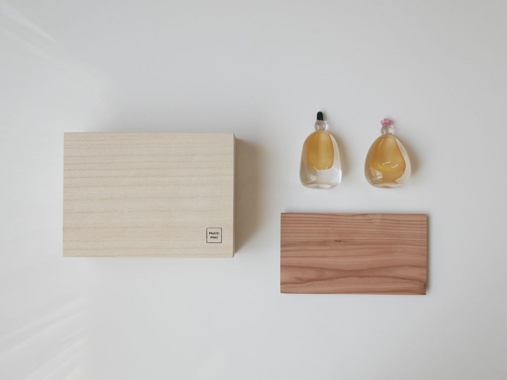 硝子屋 PRATO PINOのガラスお雛様を飾る木製の箱と飾り台