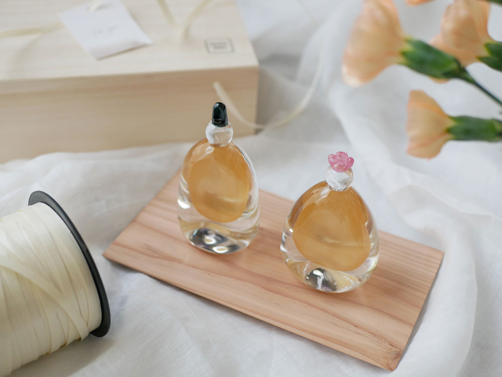 硝子屋 PRATO PINOのガラス製お雛様セット。お内裏さまとお雛さまが木箱と飾り台に美しく展示されています。