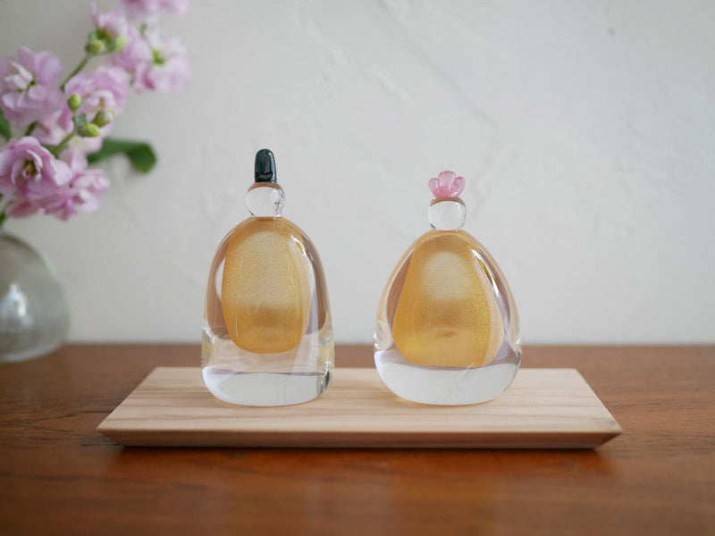 硝子屋PRATO PINO製のガラスお雛様二体が木箱と飾り台に並べられた展示
