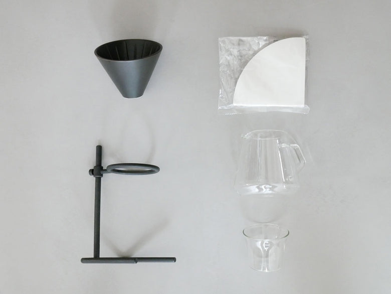キントーのブラックブリュワースタンドセットがキッチン用品と共に整然と配置された静物写真