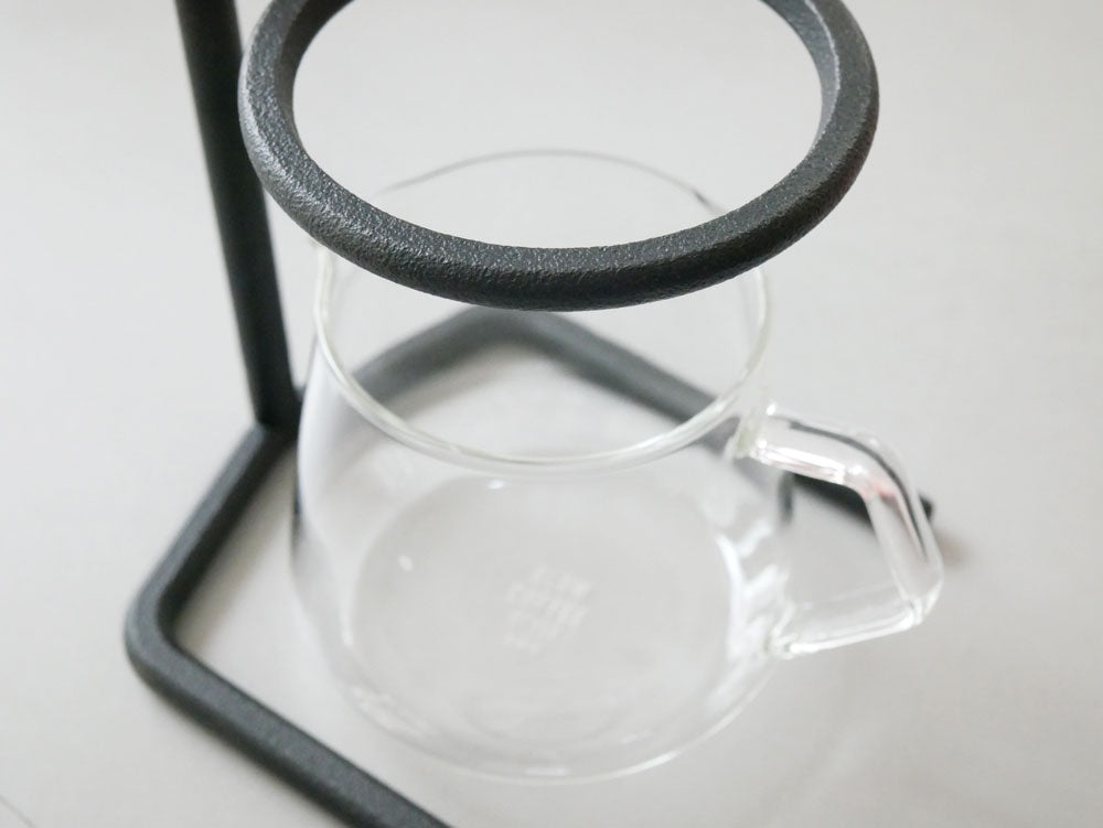 KINTOのブラックブリュワースタンドセット。ステンレス製スタンドに耐熱ガラスサーバーと磁器製ブリューワーが整然と配置されたセット。