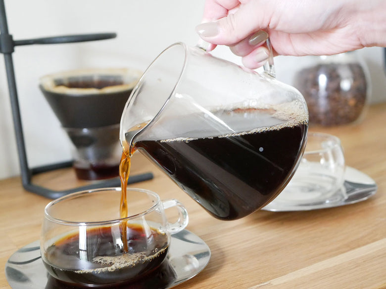 【KINTO/キントー】ブラックブリュワースタンドセット。ステンレススタンドに耐熱ガラスサーバー、磁器ブリューワー、コーヒーカップがセットされたコーヒー用品。