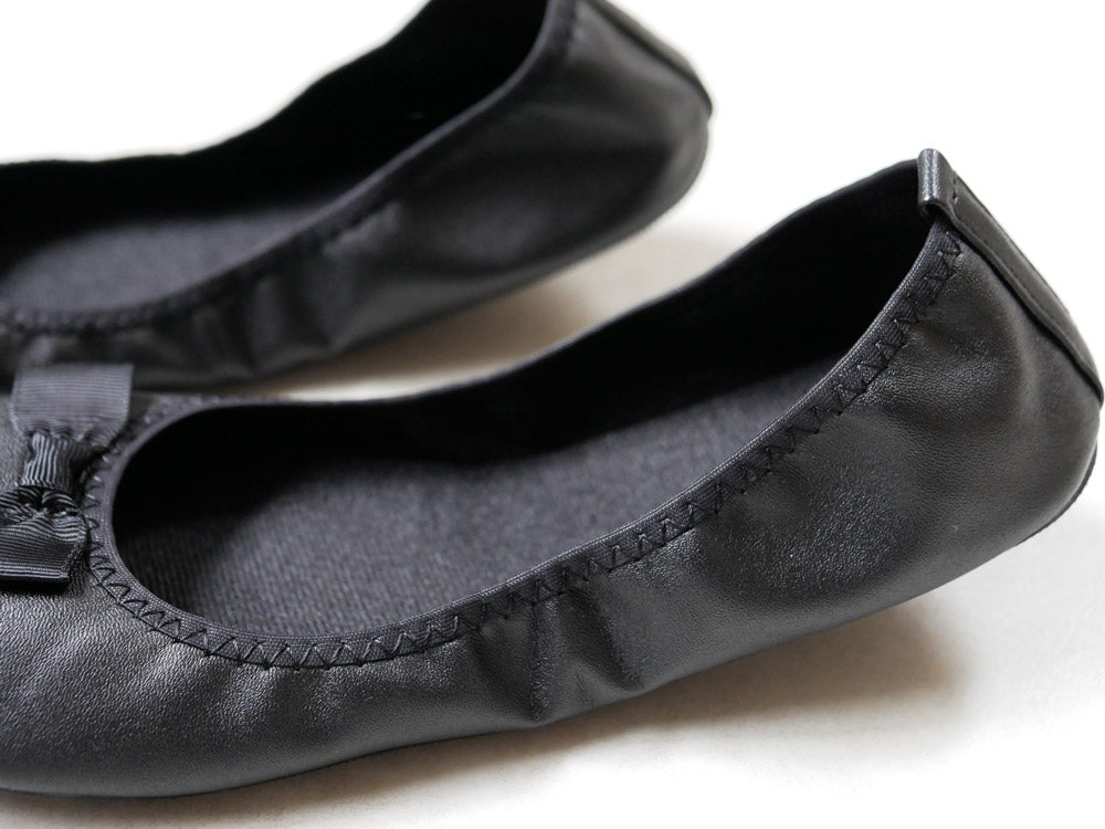 パラデック製黒色レザーのバレエフラットドレスシューズ「Plier Classic」携帯用リボン付き