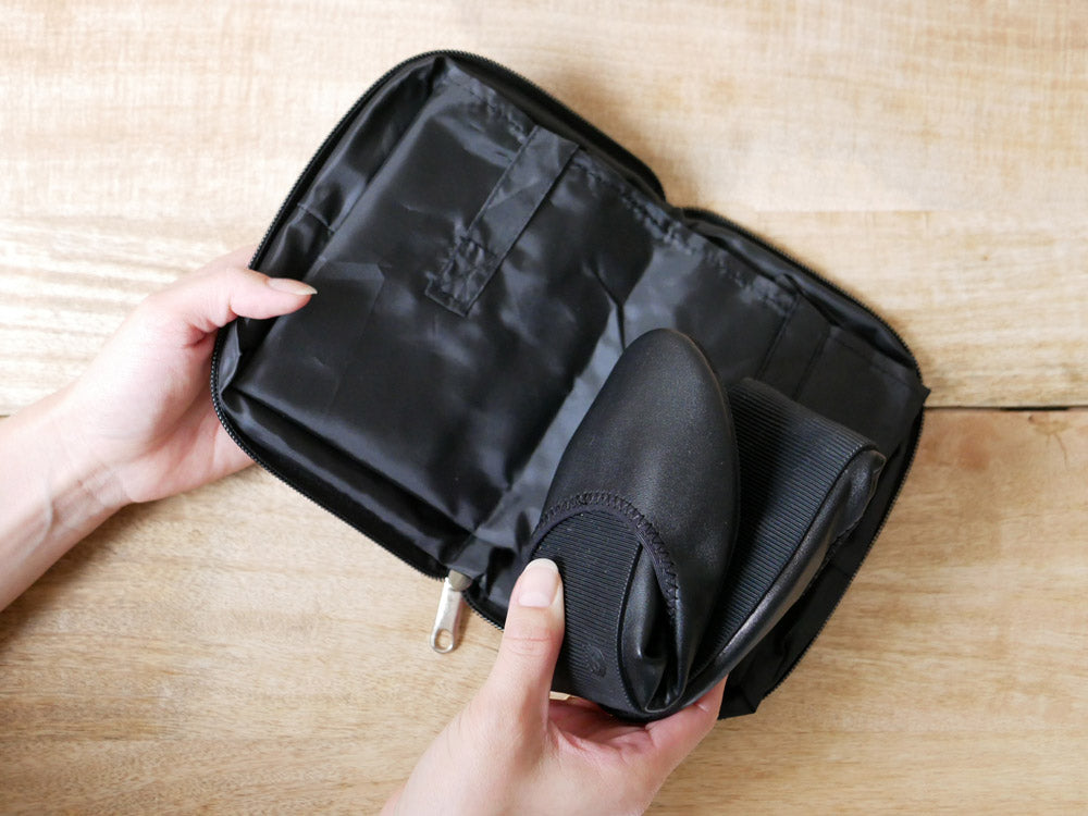 パラデックのPlier Classic携帯スリッポンプレーンバックパック。合成皮革とPU素材を使用し、ジッパー付きで財布やコインパースなどの日常必需品を収納可能なデザイン。