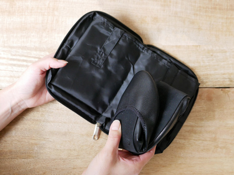 パラデックのPlier Classic携帯スリッポンプレーンバックパック。合成皮革とPU素材を使用し、ジッパー付きで財布やコインパースなどの日常必需品を収納可能なデザイン。