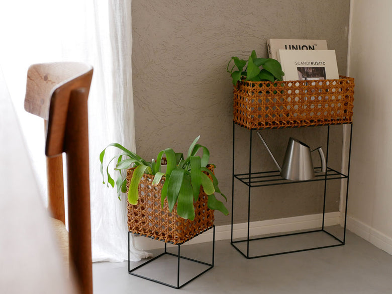 クレエのUTILE Octaポットスタンドに複数の花鉢とバスケットが配置された様子