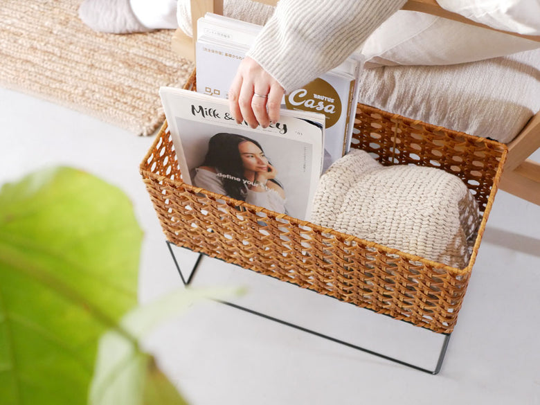 Creer（クレエ）UTILE Octaポットスタンド。ポリプロピレンとアイアン製で、複数の鉢を収納できる自然素材風の収納バスケット付き