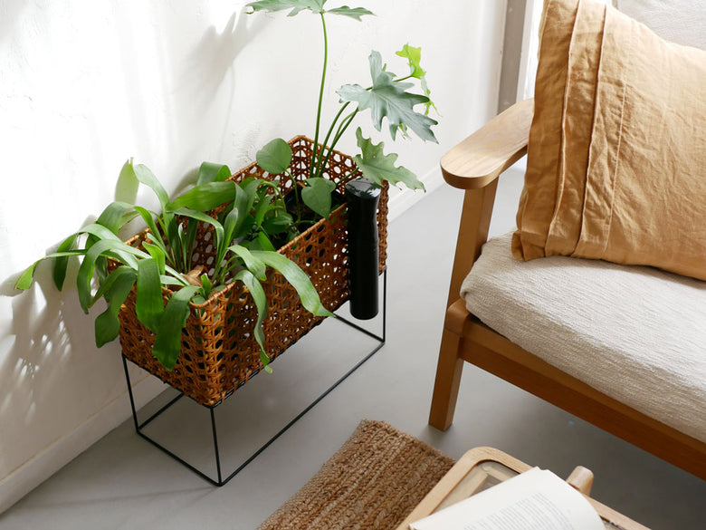 クレエ UTILE Octa ユティル オクタ ポットスタンドに花鉢やバスケット、クッションが配置された室内インテリアの様子