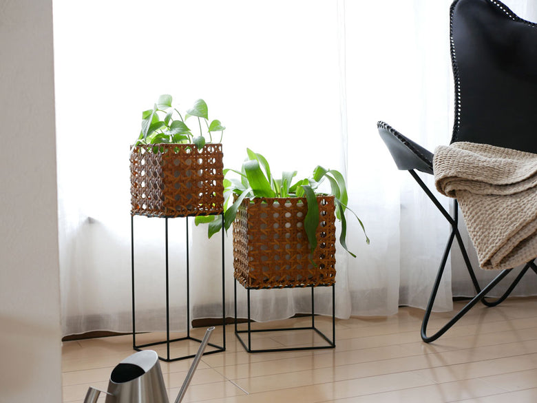 クレエのUTILE Octa ユティル オクタ ポットスタンドに花鉢が配置されたナチュラルなリビングルームインテリア