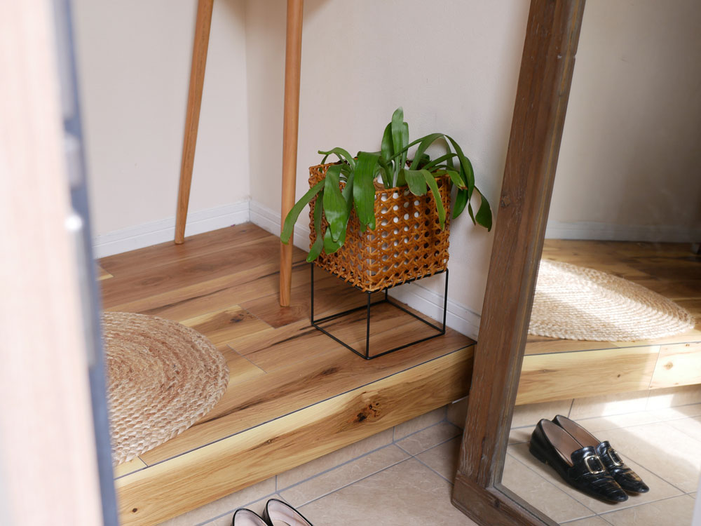 クレエ UTILE Octa ユティル オクタ ポットスタンド。木目調のポリプロピレンとアイアンで作られ、複数の鉢植えを美しく展示できるデザイン。