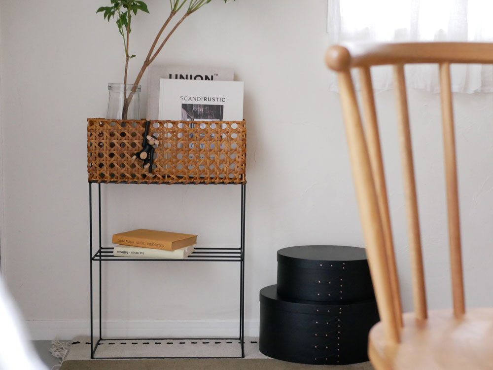 クレエのUTILE Octaポットスタンドにハウスプランツが配置され、木材や編みバスケットを使用した収納とともにスタイリッシュに演出されている様子
