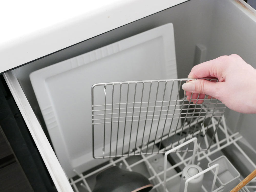 下村企販の日本製スクエアディッシュとステンレス製アミのセット。磁器製の皿と18-8ステンレスのカバーが並べられている