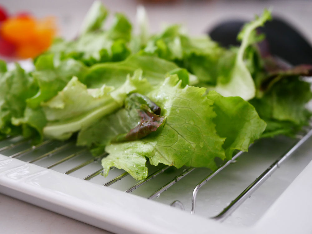 下村企販の日本製スクエアディッシュ アミ付に盛られた新鮮なサラダと葉野菜