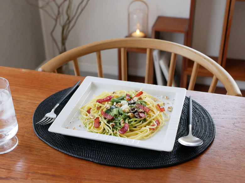 下村企販の日本製スクエアディッシュとアミに盛られたスパゲッティの食卓