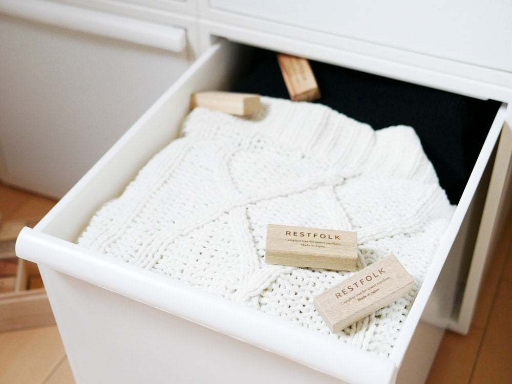 家庭用チェストに収納バスケットやタオルとともに配置されたREST FOLKのカンフルツリーブロック