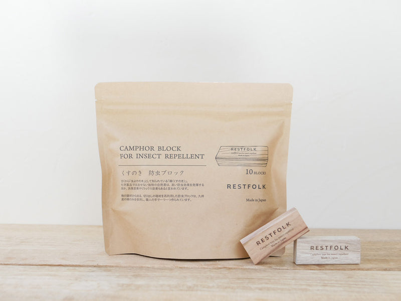 REST FOLKのカンフルツリーブロックの商品パッケージ。紙製の梱包材とラベルが使用されています。