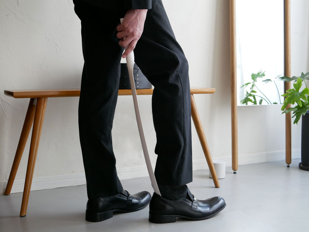 フォーマルなスーツとドレスシューズの隣に配置されたMOHEIM/モヘイムのSHOEHORN