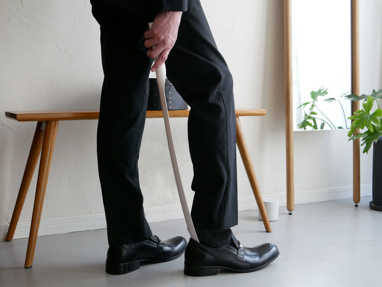 フォーマルなスーツとドレスシューズの隣に配置されたMOHEIM/モヘイムのSHOEHORN